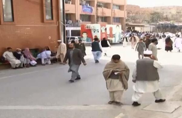خیبرپختونخوا: ینگ ڈاکٹرز اور کورونا ریپڈ فورس نے ڈیوٹی سے بائیکاٹ کا اعلان کر دیا
