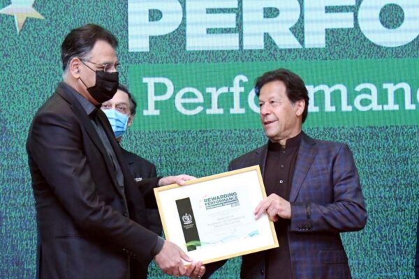 پنچھی پر پھڑپھڑانے لگے