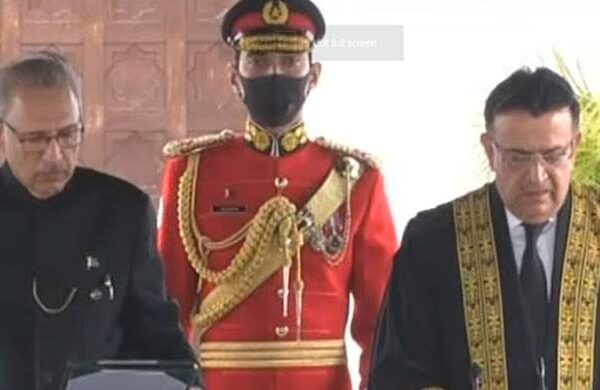 جسٹس عمر عطا بندیال نے چیف جسٹس پاکستان کے عہدے کا حلف اٹھا لیا
