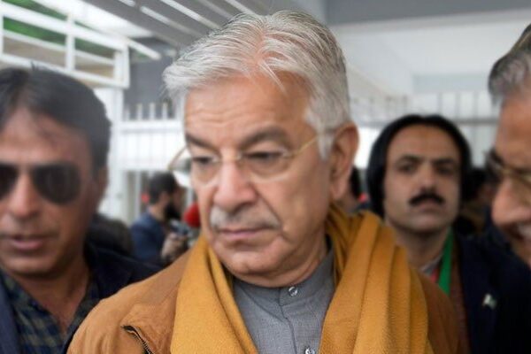 مافیا نے عوام کی زندگیاں جکڑ دیں، لیڈر اور اسکے حواری بھی فراڈیے ہیں: خواجہ آصف