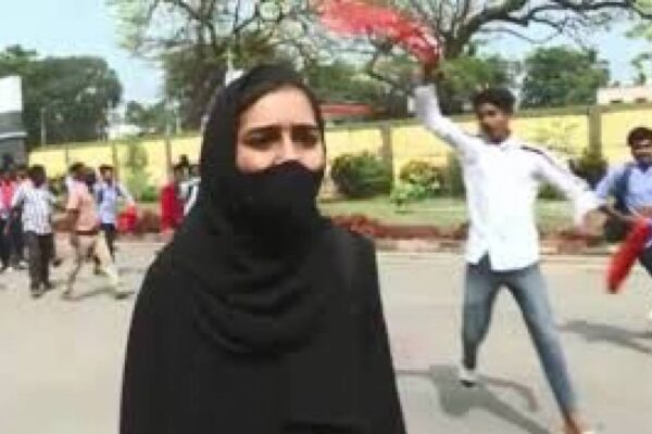 مسکان اور بڑھتا ہوا حجاب فوبیا