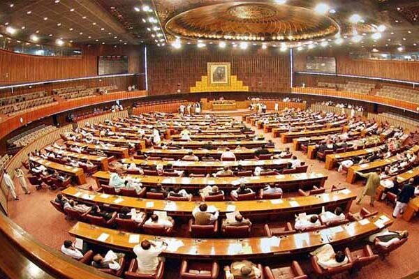 تحریک عدم اعتماد: اپوزیشن نے اپنے ایم این ایز سے دستخط کرانا شروع کر دیے