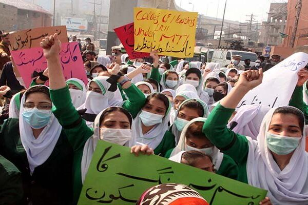 پشاور میں نرسیں احتجاج کرنے سڑکوں پر نکل آئیں