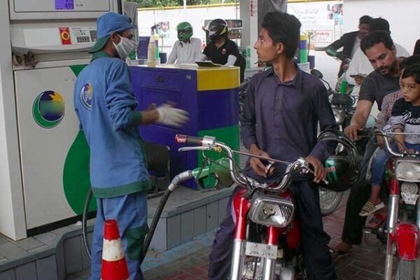 پیٹرول ملکی تاریخ کی بلند ترین سطح پر پہنچ گیا، 159 روپے 86 پیسے فی لیٹر ملے گا