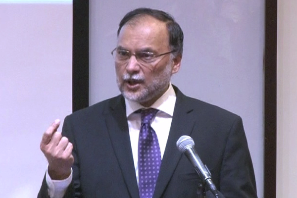 ترین اور علیم کا پارٹی فیصلوں میں کردار نہیں ہو گا، احسن اقبال