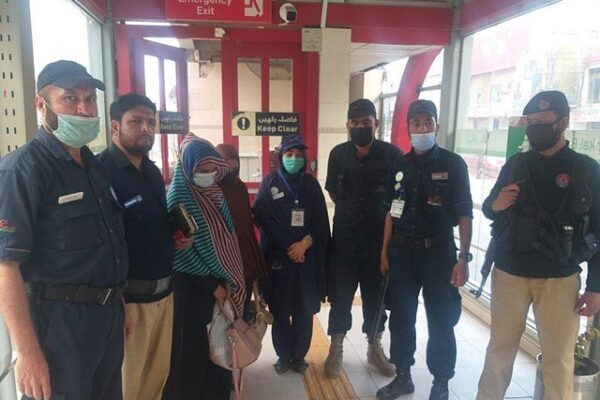 پشاور بی آر ٹی میں موبائل فون چوری کرنے والی 2 خواتین گرفتار