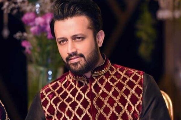 عاطف اسلم کی مداحوں سے ان کے والد کیلئے دعا کرنے کی درخواست