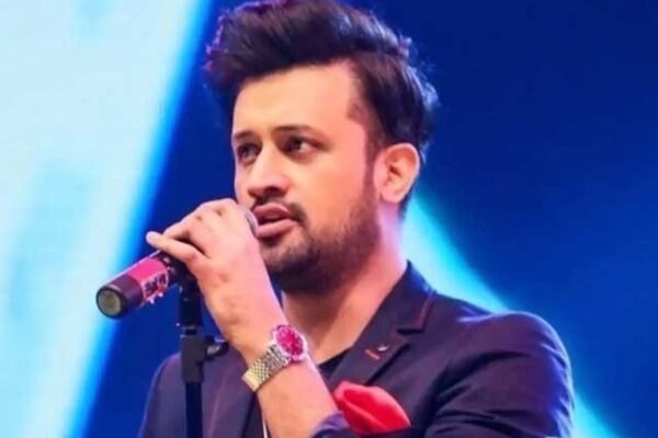 کنسرٹ میں مداح کے جذباتی ہونے پر عاطف اسلم گانے کے بول بھول گئے