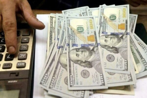 اوپن مارکیٹ میں ڈالر کی قدر 182 روپے کے قریب پہنچ گئی