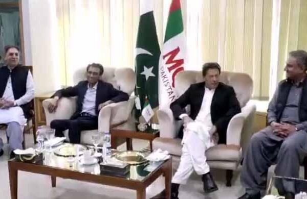 وزیراعظم اتحادیوں کے پاس کراچی پہنچ گئے، متحدہ مرکز کا پہلا دورہ، جی ڈی اے سے بھی ملاقات