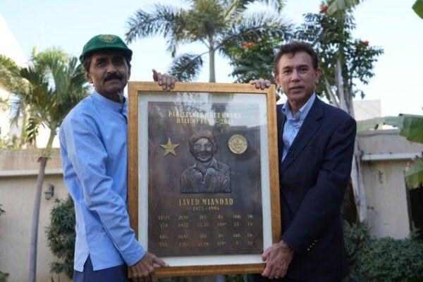 جاوید میانداد پی سی بی ہال آف فیم کا حصہ بن گئے