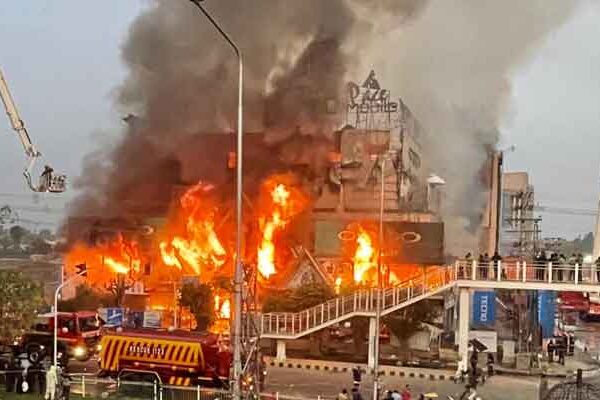 لاہور کے شاپنگ پلازہ میں خوفناک آتشزدگی، کروڑوں کا سامان جل کر خاکستر