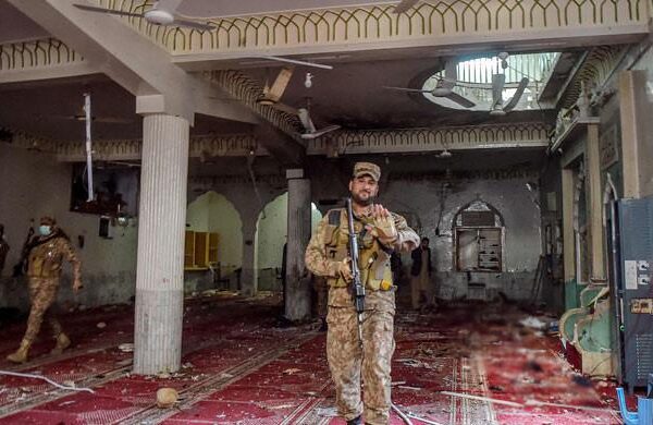 پشاور: دھماکے میں شہید 2 پولیس اہلکاروں سمیت 15 افراد کی نماز جنازہ ادا