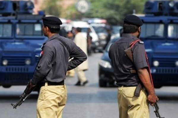 کراچی میں فائرنگ سے ایس ایچ او سمیت 3 اہلکار زخمی، ملزم پولیس مقابلے میں ہلاک
