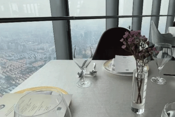 زمین سے 1800 فٹ بلند دنیا کا بلند ترین ریستوران