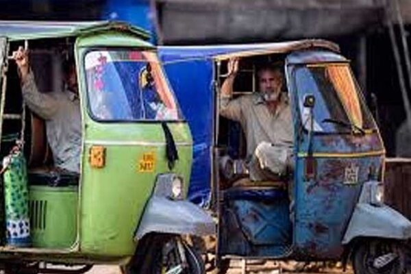 پشاور میں تین پہیوں والی گاڑیوں کی تیاری و فروخت پر پابندی عائد