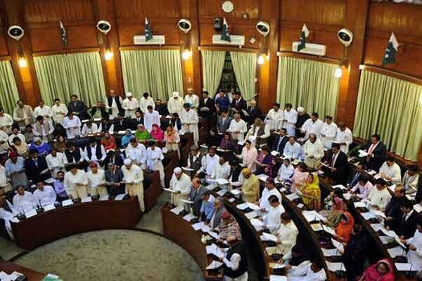 سینیٹ الیکشن میں پی ٹی آئی کو دھچکا، بائیکاٹ کے باوجود اراکین نے ووٹ کاسٹ کر دیے