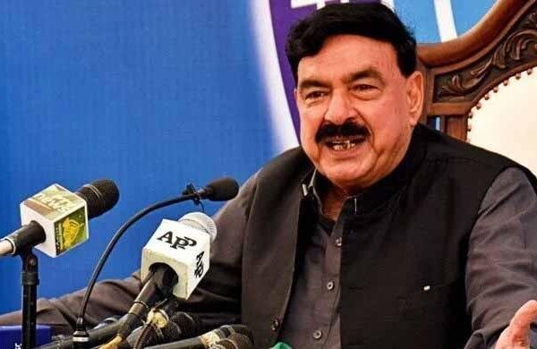 پشاور خودکش دھماکے میں ملوث تین ملزمان کی شناخت ہو چکی: شیخ رشید کا دعویٰ