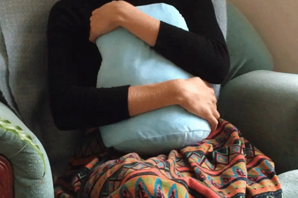 سانس لیتے تکیے کو گلے لگانے سے ڈپریشن میں کمی