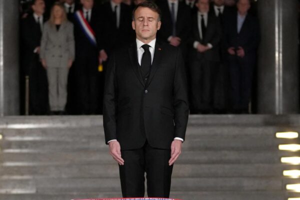 آشویتز کی یادگاریں: میکروں نے “سام دشمنی کے خلاف کوئی سمجھوتہ نہ کرنے” کی اپیل کی، زیلنسکی چاہتے ہیں “بدی کو جیتنے سے روکا جائے”