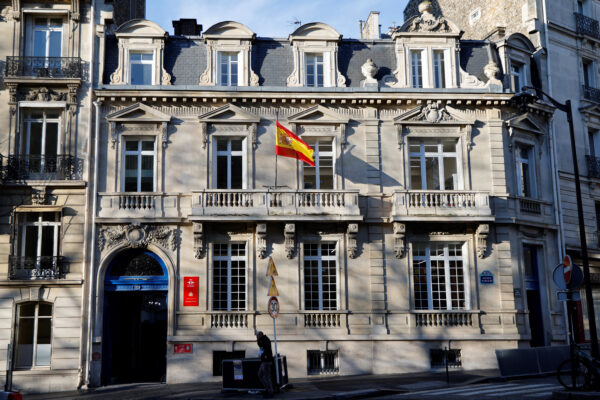 پیرس میں انسٹی ٹیوٹ سروینٹس کی لائبریری والی عمارت پر تنازعہ