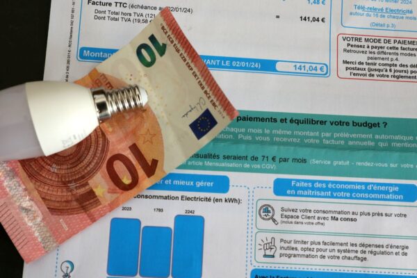 بجلی کی قیمتوں میں 15 فیصد کمی کا اعلان، لاکھوں گھرانوں کو ریلیف ملے گا