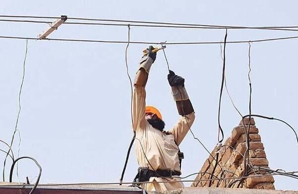شالامار میں فرنس مل کے مالکان نے موبائل ٹرانسفارمر لگا کر بجلی چوری کی: لیسکو چیف