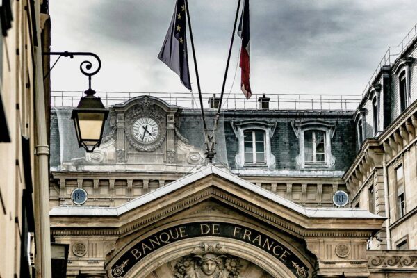 طلاق کے بعد سابق شوہر کے 6 لاکھ یورو کے قرضے ادا کرنے پر مجبور خاتون کا المیہ