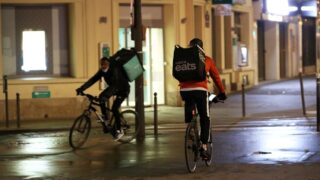 **"غلاموں جیسا سلوک": UberEats اور Deliveroo کے ڈیلیوری رائیڈرز نسل&hellip;