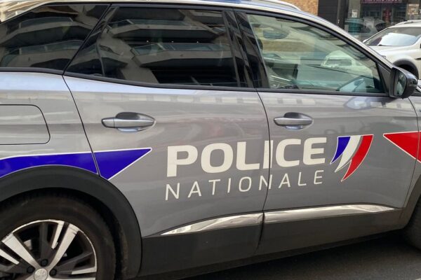 میکون میں تشدد: تین سرکاری عمارتوں اور پولیس گاڑیوں کو نقصان