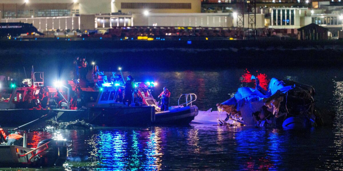 واشنگٹن کے قریب ہوائی جہاز اور فوجی ہیلی کاپٹر کا&hellip;