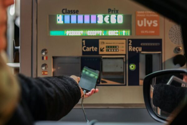 ٹول پلازہ پر موبائل فون سے ادائیگی پر جرمانہ: قانونی ماہر کی وضاحت