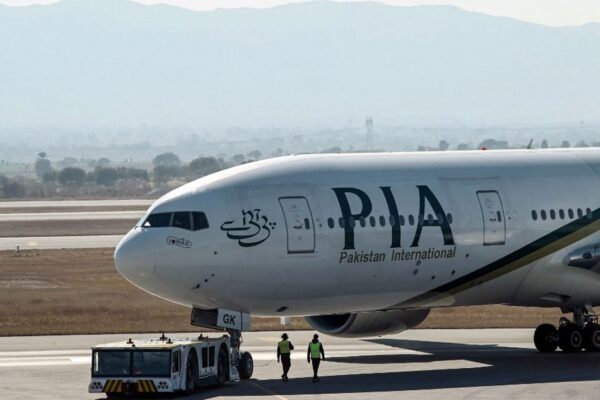 پاکستان انٹرنیشنل ایئر لائنز کا ایفل ٹاور کی جانب جاتے ہوئے جہاز کی تصویر پر معافی کا اعلان