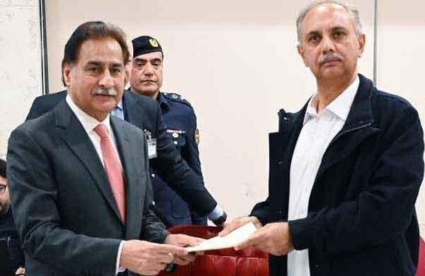 پی ٹی آئی نے مذاکرات میں تحریری مطالبات پیش کردیے، دو انکوائری کمیشن بنانے کا مطالبہ