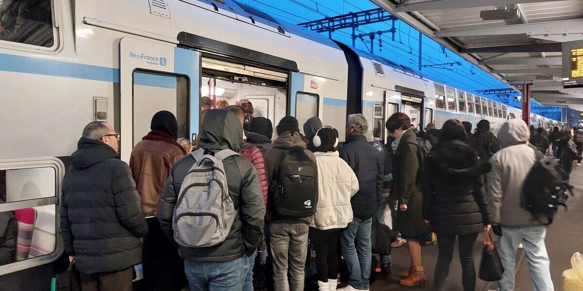 **پیرس میں آر ای آر سی لائن کا ٹریفک معطل،&hellip;