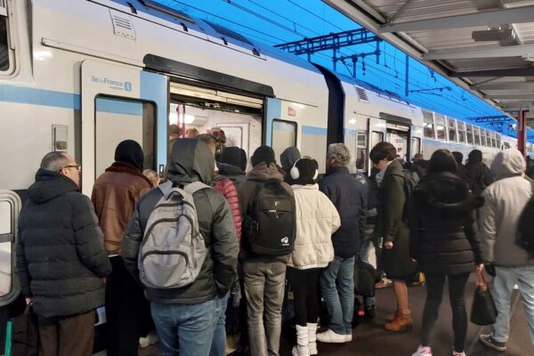پیرس میں آر ای آر سی لائن کا ٹریفک معطل، مسافروں کے لیے مشکلات