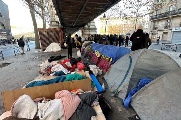 پیرس: سٹالن گراڈ اور لا چیپلے کے علاقوں میں 294 بے گھر افراد کو پناہ گاہ فراہم کی گئی