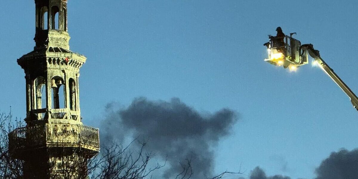 **پیرس میں میئر کی عمارت آگ کی لپیٹ میں، مینار&hellip;