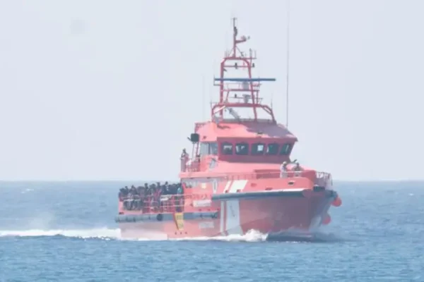 بھوک، پیاس اور سمندر میں پھینکے جانے کا خوف: پاکستانی تارکین وطن کی لاوارث کشتی پر گزرے 13 دن