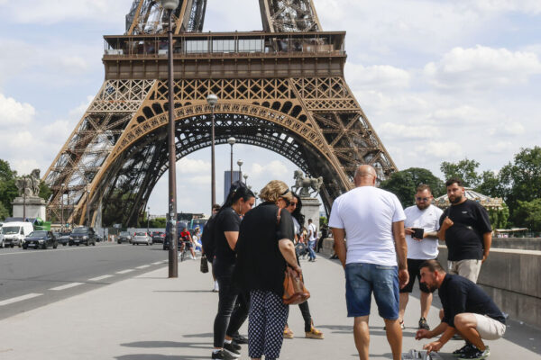 پیرس: ایفل ٹاور دنیا کا سب سے زیادہ دھوکہ دہی کا شکار ہونے والا یادگار قرار