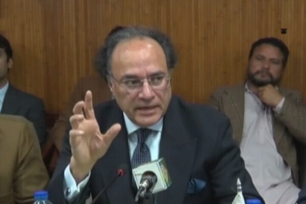 پاکستان کی برآمدات بڑھانے کے لئے وزیر خزانہ کی کوششوں کا مطالبہ