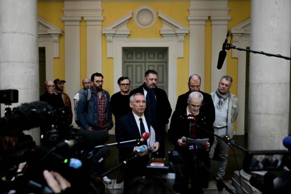 بے تھارام اسکینڈل: فرانسوا بیاہرو پر الزامات کی تحقیقات کا مطالبہ