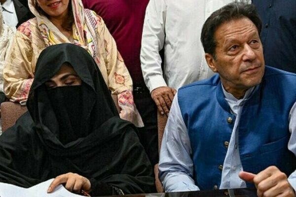 سابق پاکستانی وزیراعظم عمران خان کو اپنی اہلیہ بشریٰ بی بی سے ملاقات
