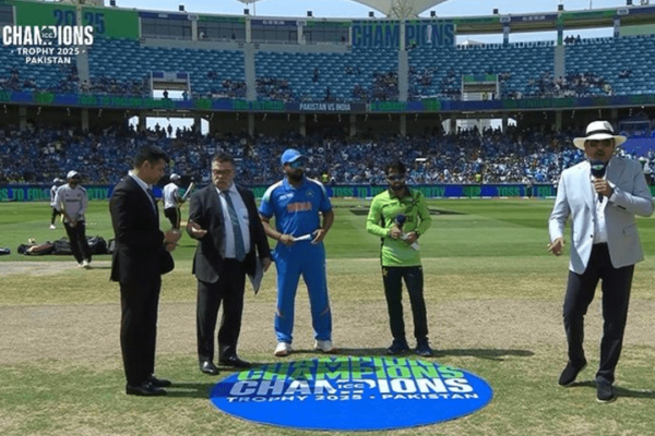 پاکستان نے اہم چیمپیئنز ٹرافی میچ میں ٹاس جیت کر پہلے بیٹنگ کا فیصلہ کیا