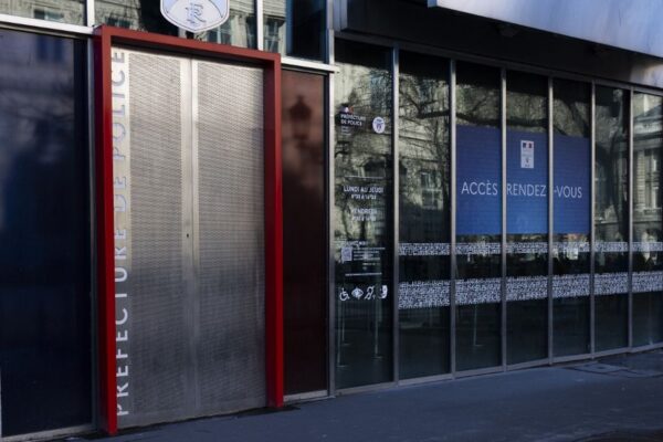 پیرس کی پولیس کے سامنے پانچ پولیس اہلکار زخمی، ایک شخص گرفتار