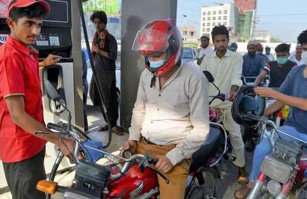 پیٹرولیم مصنوعات کی قیمتوں میں زبردست کمی کا امکان