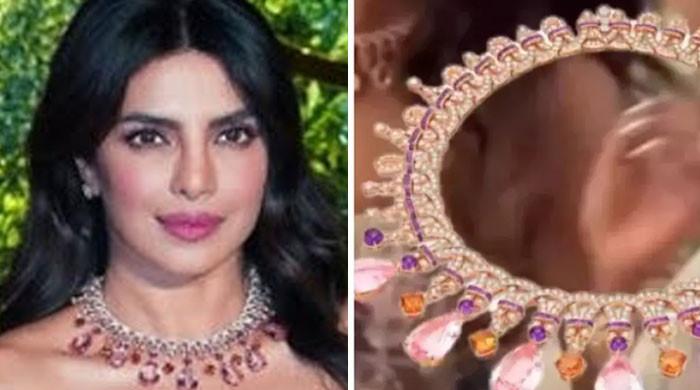priyanka-chopra-mehndi-ceremony-jewelry