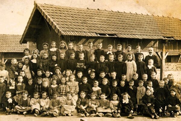 روزیڈ میں 1910 یا 1911 کی ایک شاندار کلاس کی تصویر: کیا آپ ان بچوں کو جانتے ہیں؟