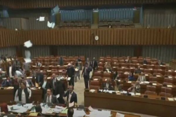 سینیٹ میں اسٹیٹ بینک بل پر ووٹنگ کا نتیجہ روکنے پر ہنگامہ