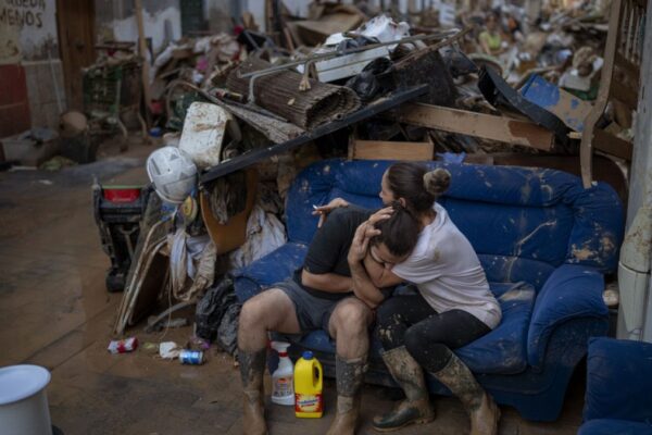 ہسپانیہ میں سیلاب متاثرہ غیر قانونی تارکین وطن کی باقاعدگی کا اعلان